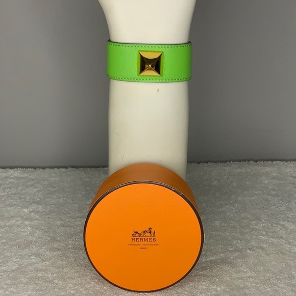 Hermès Courcheval Medor Bracelet in Kelly Green Leather (7.5in) [In Box] - Picture 1 of 8